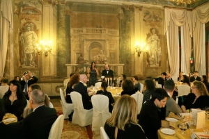 <b>CA' SAGREDO E LA CENA DI GALA DE LA CUCINA DEL SENZA  ©FotoZil</b> - Lorenza Lain dà il benvenuto ai numerosi invitati presenti alla Cena di gala de La Cucina del Sena