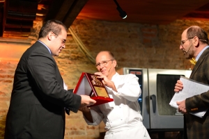 <b>Premio Leone d'oro alla carriera allo chef Heinz Beck    © Alice Ostan</b> - Il vicepresidente di Aepe Antonio Rosa Salva consegna il Leone d'oro alla carriera, conferito dal giornalista Marcello Coronini allo chef Heinz Beck