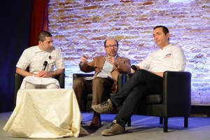 <b>GUSTO IN SCENA 2015 - LA CUCINA DEL SENZA di Massimo Spigaroli, Herbert Hintner, Giuseppe Iannotti, Ciro Salvo e Gino Sorbillo  © Alice Ostan</b> - Ciro Salvo e Gino Sorbillo discutono di pizza napoletana con Marcello Coronini